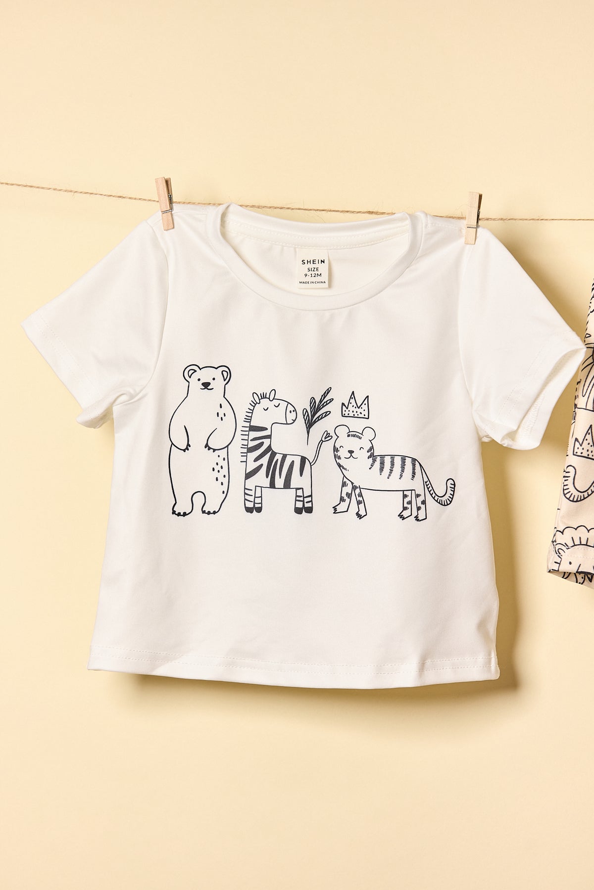 Animalitos Set White Shirt with Beige Shorts 🦁